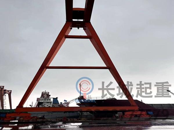 造船龍門吊運行中突發啃軌的即時處置